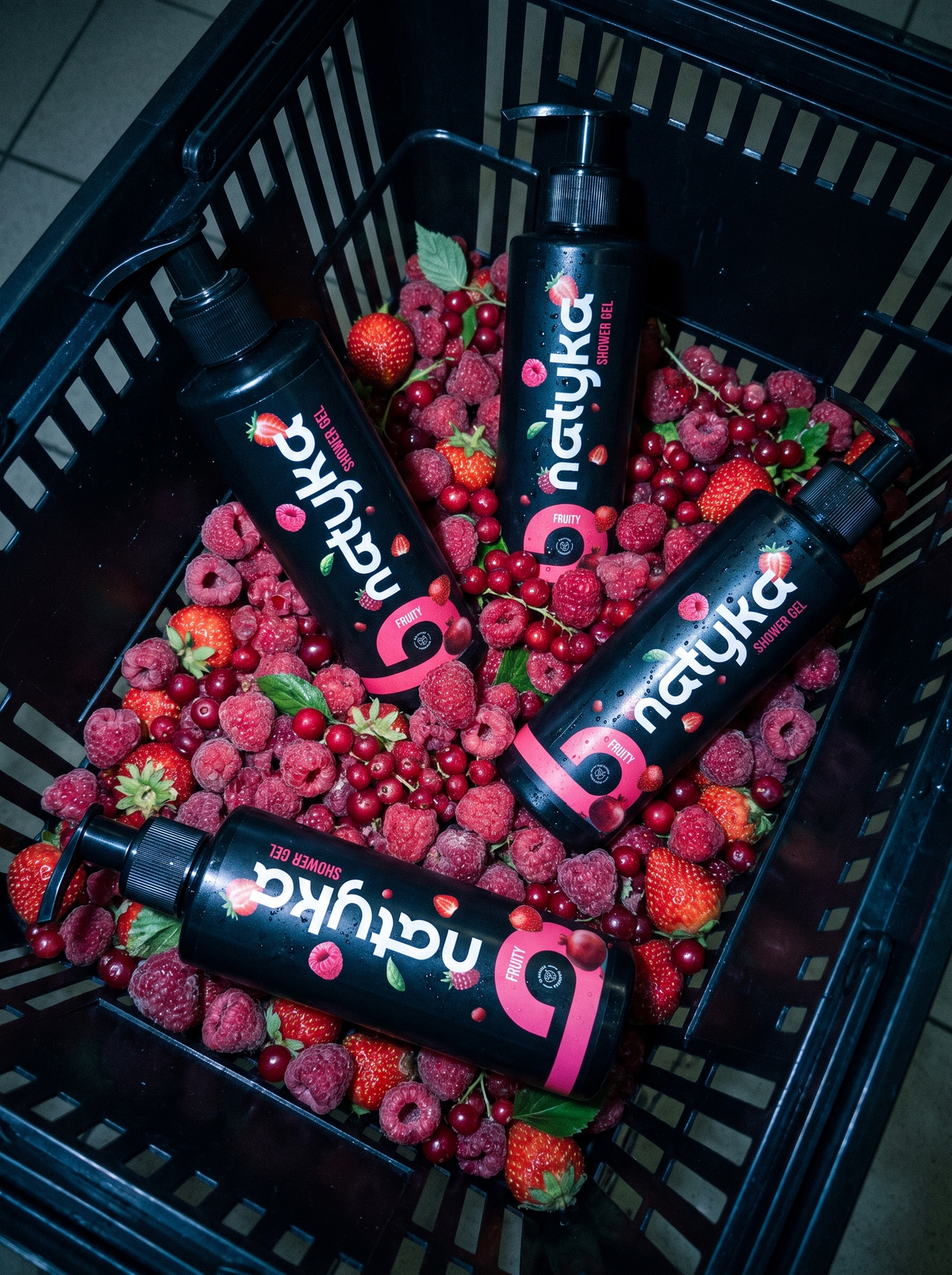 Gel douche Fruits rouges Natyka, flacon et fruits rouges